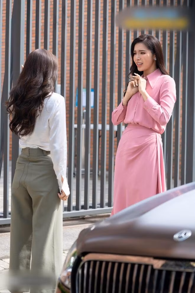 Ống quần quá to khiến Minh Hằng vừa lùn vừa luộm thuộm thì chớ, ngay phần hông cũng không hề vừa vặn. Đường cong vòng 3 không chỉ mất hút mà còn lùng bùng trông chán vô cùng!