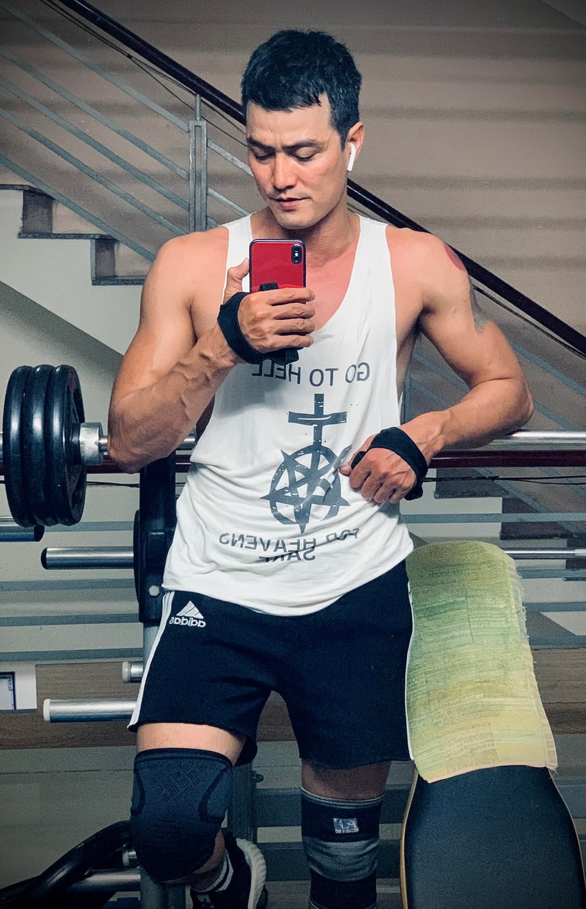 Thành Tá chăm tập gym.