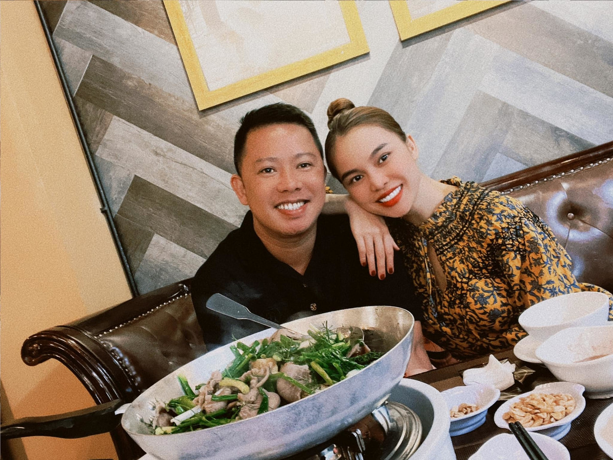 Giang Hồng Ngọc trốn con hẹn hò ông xã.