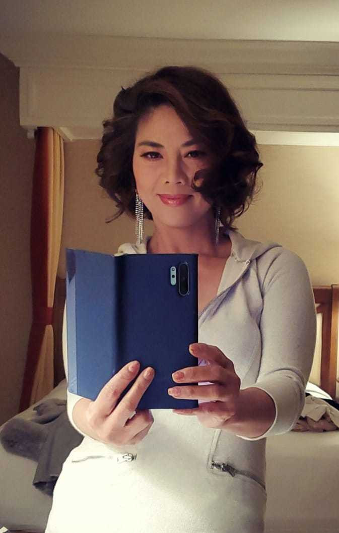 Ca sĩ Hồ Lệ Thu khoe tự make up.