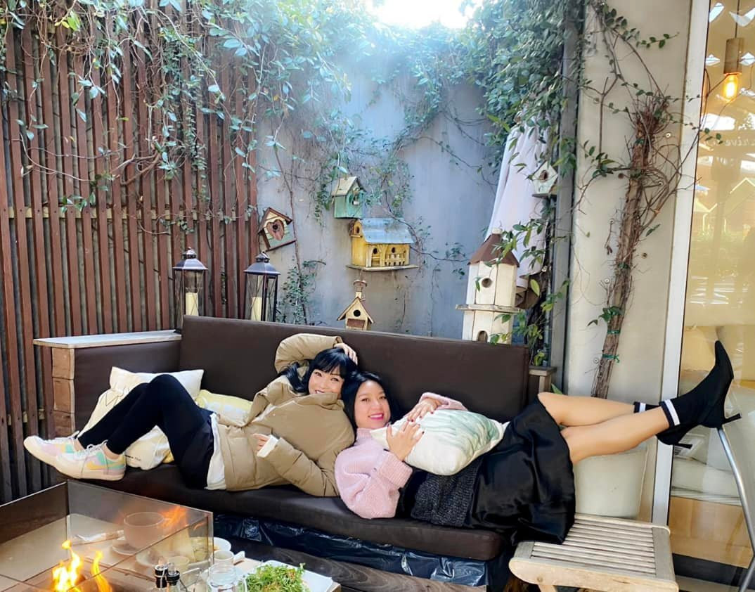 Sao Việt hôm nay 8/1: Phương Thanh nói về Y Phụng: "Cafe xong nàng chạy về đón con, tối hẹn tiếp. Cuộc sống tụi em bây giờ tính từng xíu thời gian để dành cho gia đình và nghề nghiệp ổn định, hạnh phúc. Một chuyến lưu diễn tuyệt vời".