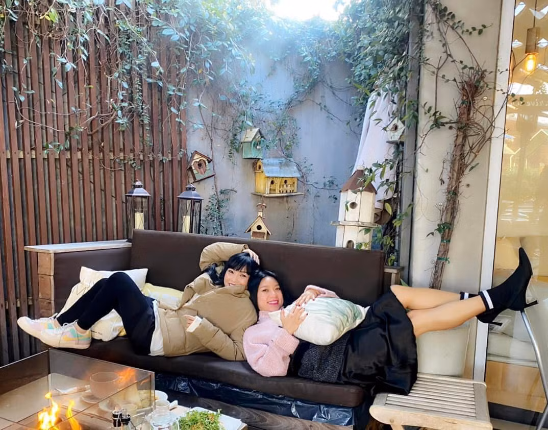 Sao Việt hôm nay 8/1: Phương Thanh nói về Y Phụng: "Cafe xong nàng chạy về đón con, tối hẹn tiếp. Cuộc sống tụi em bây giờ tính từng xíu thời gian để dành cho gia đình và nghề nghiệp ổn định, hạnh phúc. Một chuyến lưu diễn tuyệt vời".