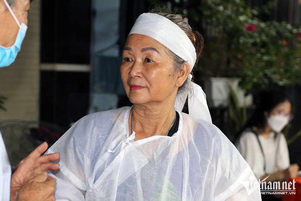 Những ngày cuối đời của nhạc sĩ Vinh Sử, bà Ngọc Lệ túc trực tại bệnh viện với hy vọng "còn nước còn tát". Bà thầm nhắn: "Ông ráng khỏe về với tôi nha. Ông đừng bỏ tôi buồn lắm".