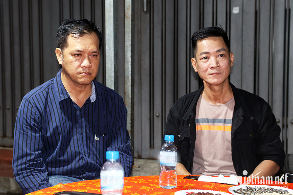 Anh Hoàng Văn (phải) và ông Nguyễn Văn Toàn (trái) - bạn thân nhạc sĩ Vinh Sử. Chia sẻ với VietNamNet, ông Toàn tiết lộ công cụ sáng tác của "vua nhạc sến" là một tờ giấy vàng ố, một cây bút và một bút xóa. Với các bài hát của mình, nhạc sĩ Vinh Sử luôn cầu toàn, chỉn chu chứ không hề cẩu thả: "Chú ấy sáng tác rất cặn kẽ. Có những bài hát viết ra mà bị bí là chú bỏ lại mấy tháng, mấy năm rồi mới sáng tác tiếp chứ không làm đại cho xong".