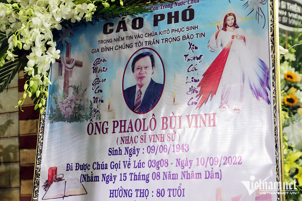 Nhạc sĩ Vinh Sử sinh năm 1944, được mệnh danh là "vua nhạc sến", sáng tác với nhiều bút danh như: Bồng Nga Nữ, Chế Huyền Trân, Cô Phượng, Diễm Nhi, Đức Vượng, Hàn Ni, Linh Ngân,.... Ông là tác giả của loạt nhạc phẩm nổi tiếng như: Gõ cửa trái tim, Vòng nhẫn cưới, Yêu người chung vách, Chuyến xe lam chiều... Thời kỳ đỉnh cao của sự nghiệp, ca khúc Nhẫn cỏ cho em giúp ông kiếm được thu nhập “khủng”, mua nhà lầu, xe hơi. 