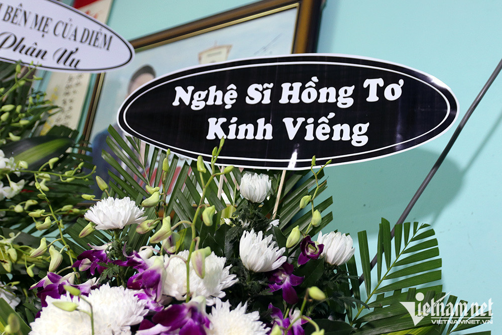 Nghệ sĩ Hồng Tơ gửi vòng hoa đưa tiễn "vua nhạc sến" Vinh Sử.