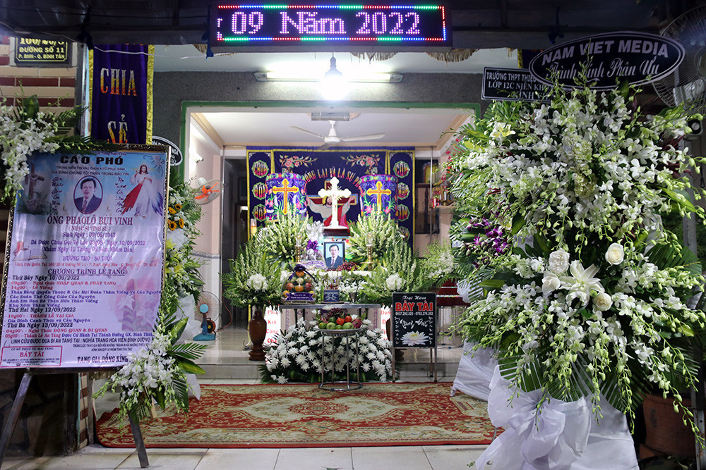 Linh cữu "vua nhạc sến" được quàn tại nhà riêng (quận Bình Tân, TP.HCM). Lễ viếng từ 10-12/9, lễ động quan và di quan lúc 4h sáng 13/9 và chôn cất tại nghĩa trang Hoa viên Bình Dương.