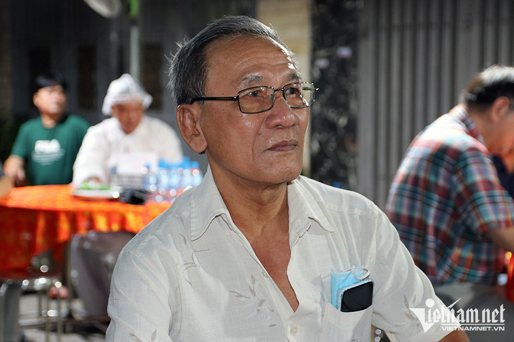 Ông Gia Phúc - hàng xóm trên 30 với nhạc sĩ Vinh Sử cho hay: "Người ta gọi Vinh Sử là vua nhạc sến, nên có lần Vinh Sử nói sẽ sáng tác nhạc sang. Chưa kịp thì giờ ông đi mất rồi".