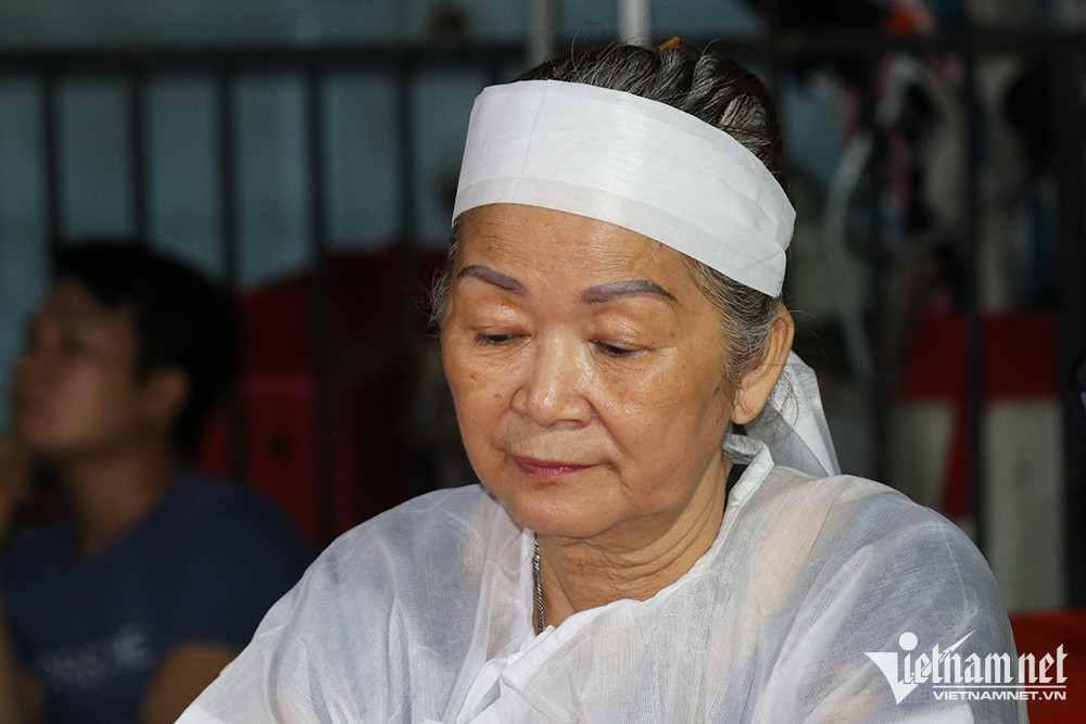 Sinh thời, nhạc sĩ Vinh Sử có thói quen ở một mình để có không gian sáng tác. Song, kể từ mùa dịch, nhạc sĩ yếu dần nên bà Nguyễn Ngọc Lệ - vợ cũ ông thường xuyên lui tới để chăm sóc