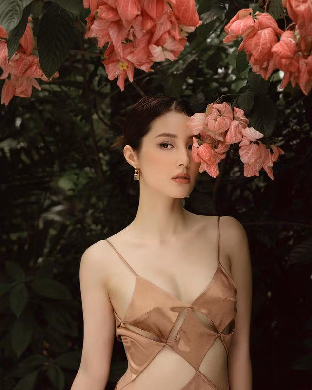 Mới đây, Diễm My 9X tung bô ảnh hóa nàng thơ khoe nhan sắc xinh đẹp, kiêu kì ở tuổi 31.