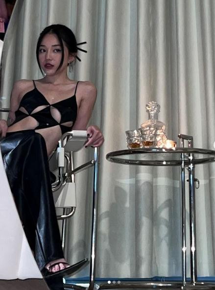 uy nhiên, thường xuyên gắn bó với style cá tính, dễ thương thì đây được cho là hình ảnh F5 diện mạo đáng kể của Đàm Tổng. Xét về thần thái và visual thì Linh Ngọc Đàm cũng chẳng thua kém ai.