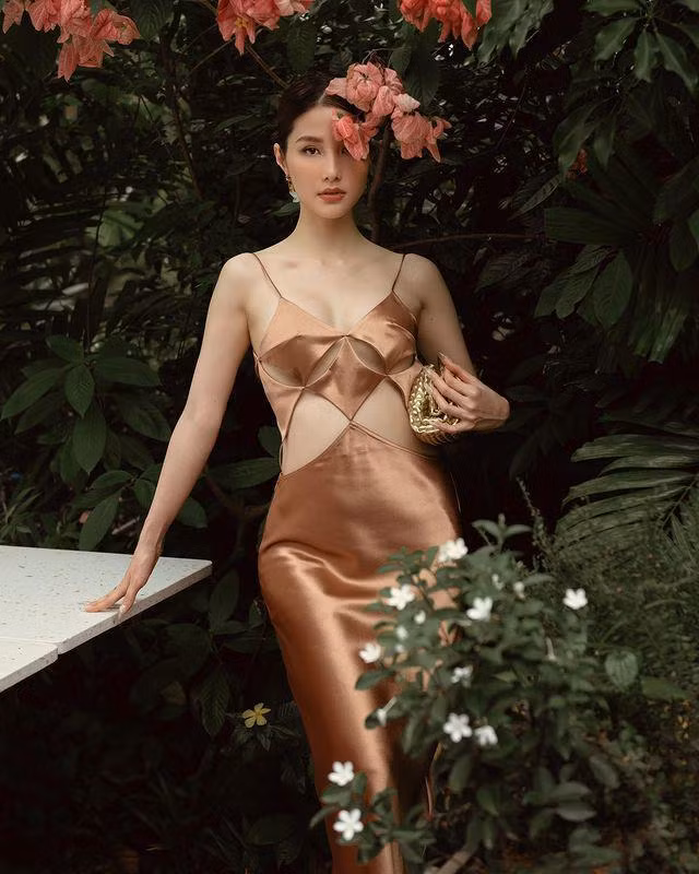 Người đẹp diện chiếc đầm cắt xẻ táp bạo màu nâu trà sữa phô diễn đường cong hình thể nuột nà, vòng 1 đầy đặn khiến người xem khó rời mắt.