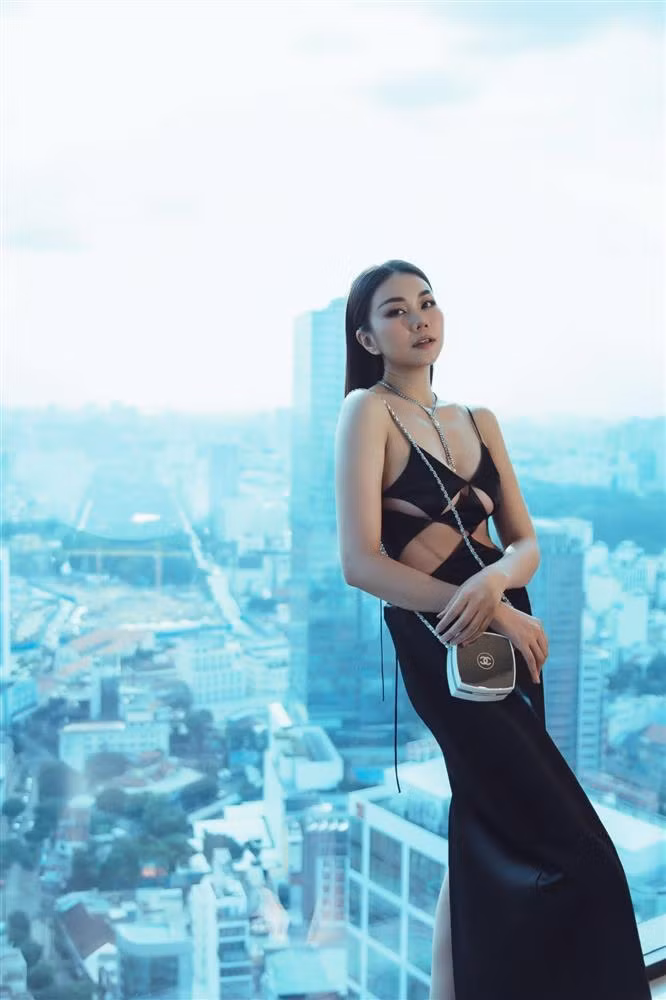 "Chị đại" Thanh Hằng là mỹ nhân diện item này xuất sắc nhất. Nữ diễn viên khoe đường chân ngực căng đét vô cùng sexy.