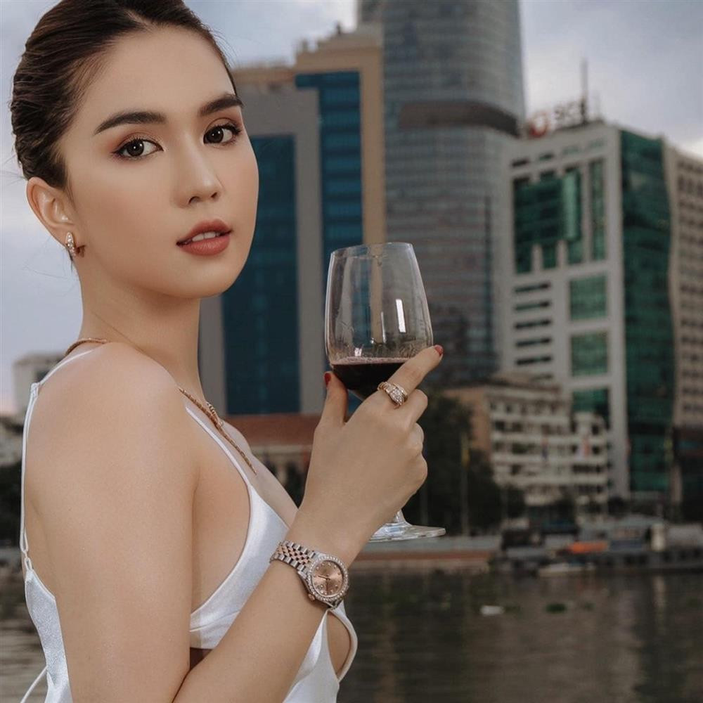 gọc Trinh là mỹ nhân đầu tiên lăng-xê thiết kế này. Mẫu nội y thả dáng chanh sả trên chiếc du thuyền sang xịn toát ra mùi tiền. Cô cũng khéo léo phối cùng đồng hồ hàng hiệu để nâng tầm đẳng cấp.