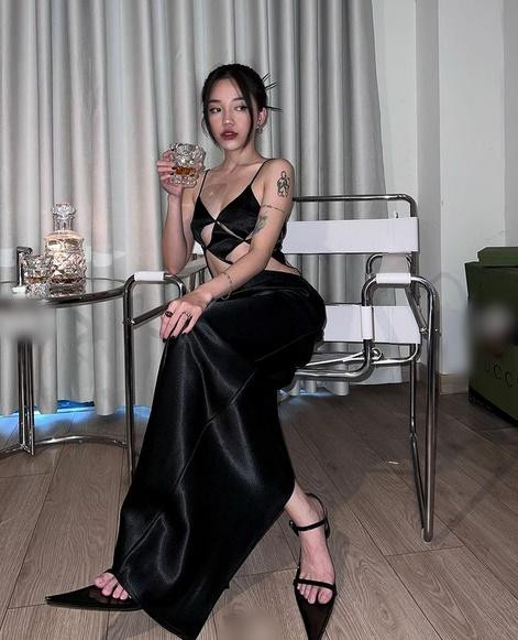 ín đồ thời trang đã nhanh chóng nhận ra bộ cánh này từng được rất nhiều mỹ nhân ưu ái, trong đó có Linh Ngọc Đàm, Ngọc Trinh, Thanh Hằng... Là người đẹp chậm chân so với đàn chị Vbiz lại sở hữu vóc dáng mi nhon nên nữ streamer chưa thực sự toát lên đủ vẻ gợi cảm, sexy khi diện chiếc đầm này.
