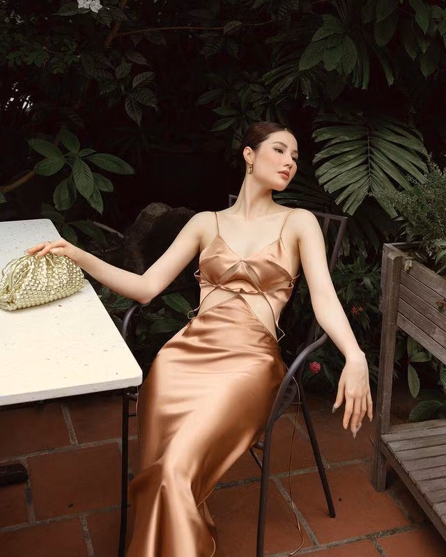 Chiếc đầm lụa tưởng chừng khó nhằn vì khiến nhiều mỹ nhân dễ bị để lộ khuyết điểm hình thể nhưng nữ diễn viên Diễm My "cân đẹp".