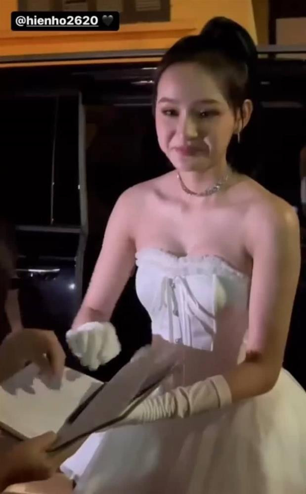 iọng ca 9X ký tặng fans.