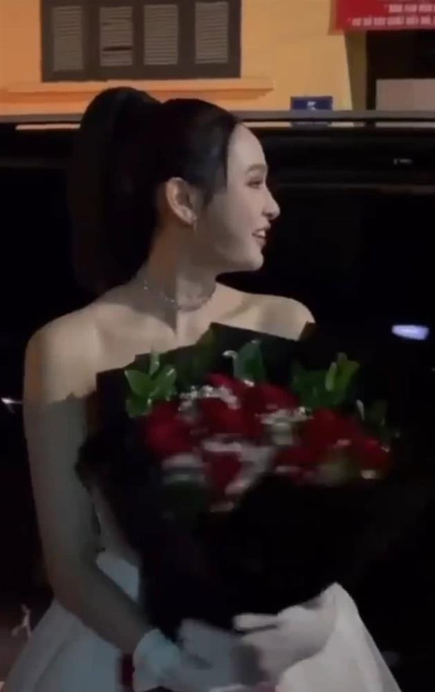 iền Hồ hào hứng khi gặp người hâm mộ.