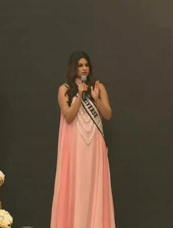 Chính Hoa hậu Hoàn vũ 2021 cũng từng lên tiếng thú nhận bản thân tăng cân là do đồ ngọt và mê nấu ăn nhưng cô vẫn tự tin và yêu chính bản thân mình. Khi truyền thông Ấn Độ đặt câu hỏi về việc Miss Universe cần có những điều gì, Harnaaz Sandhu trả lời rằng: "Không phải chỉ cần đẹp là được. Nhan sắc chỉ chiếm 1% trong các cuộc thi hoa hậu thôi. Bạn phải có sự tự tin, có tiếng nói, có hệ tư tưởng và tính cách riêng. Liệu bạn có đủ dũng cảm để mang đến sự khác biệt cho xã hội hay không? Tôi thì có. Đó là lý do tôi ngồi đây".