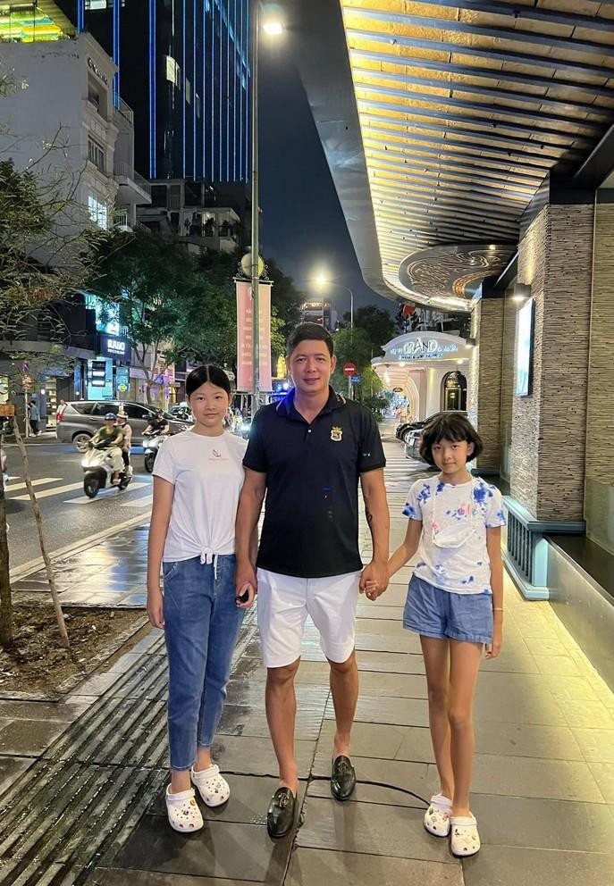 br/> MC Bình Minh tranh thủ thời gian rảnh rỗi dẫn vợ và 2 con gái An Nhiên, An Như dạo phố Sài Gòn. Hai bé thừa hưởng chiều cao nổi trội từ bố với đôi chân dài thẳng.