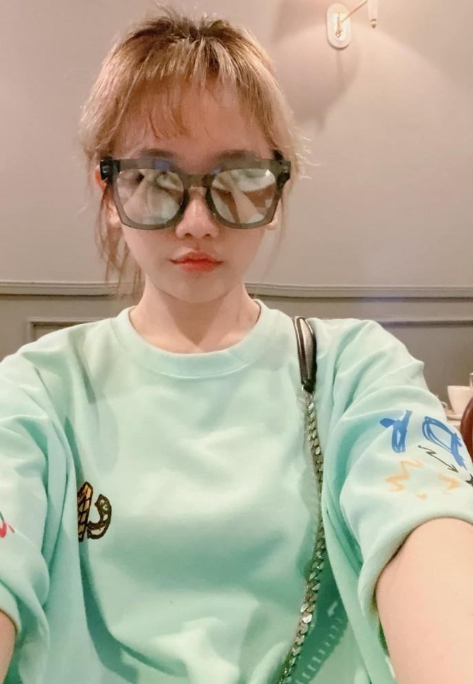 Hari Won selfie, chia sẻ mình bị cảm do thời tiết và lịch làm việc dày đặc.