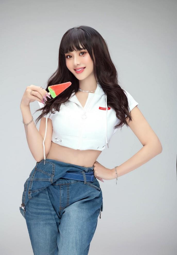 Lâm Khánh Chi bị nhận xét "cưa sừng làm nghé" với tạo hình thời trang không phù hợp.