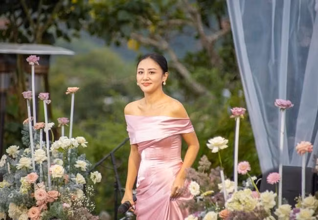 Văn Mai Hương hóa nàng thơ trong show diễn tại Đà Lạt.