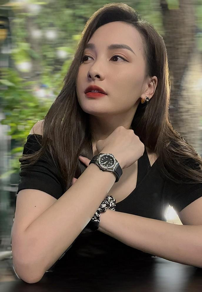  Bảo Thanh khoe chiếc đồng hồ hàng hiệu được nhiều người khen ngợi.
