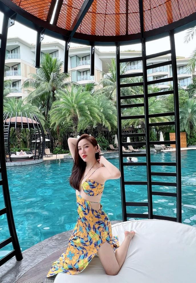 Bảo Thy thấy may mắn vì vừa chụp xong bộ ảnh thì mưa tầm tã.