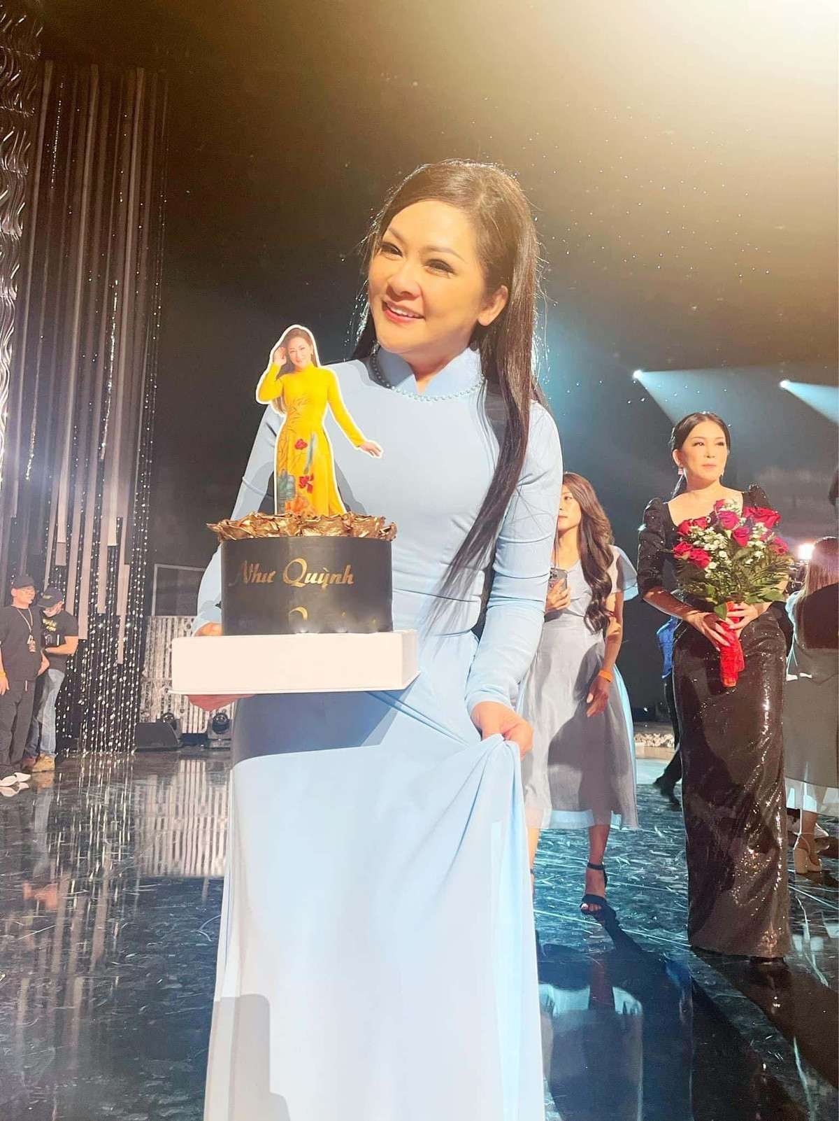 Như Quỳnh vui khi được fan tặng chiếc bánh kem đặc biệt trên sân khấu hải ngoại. 