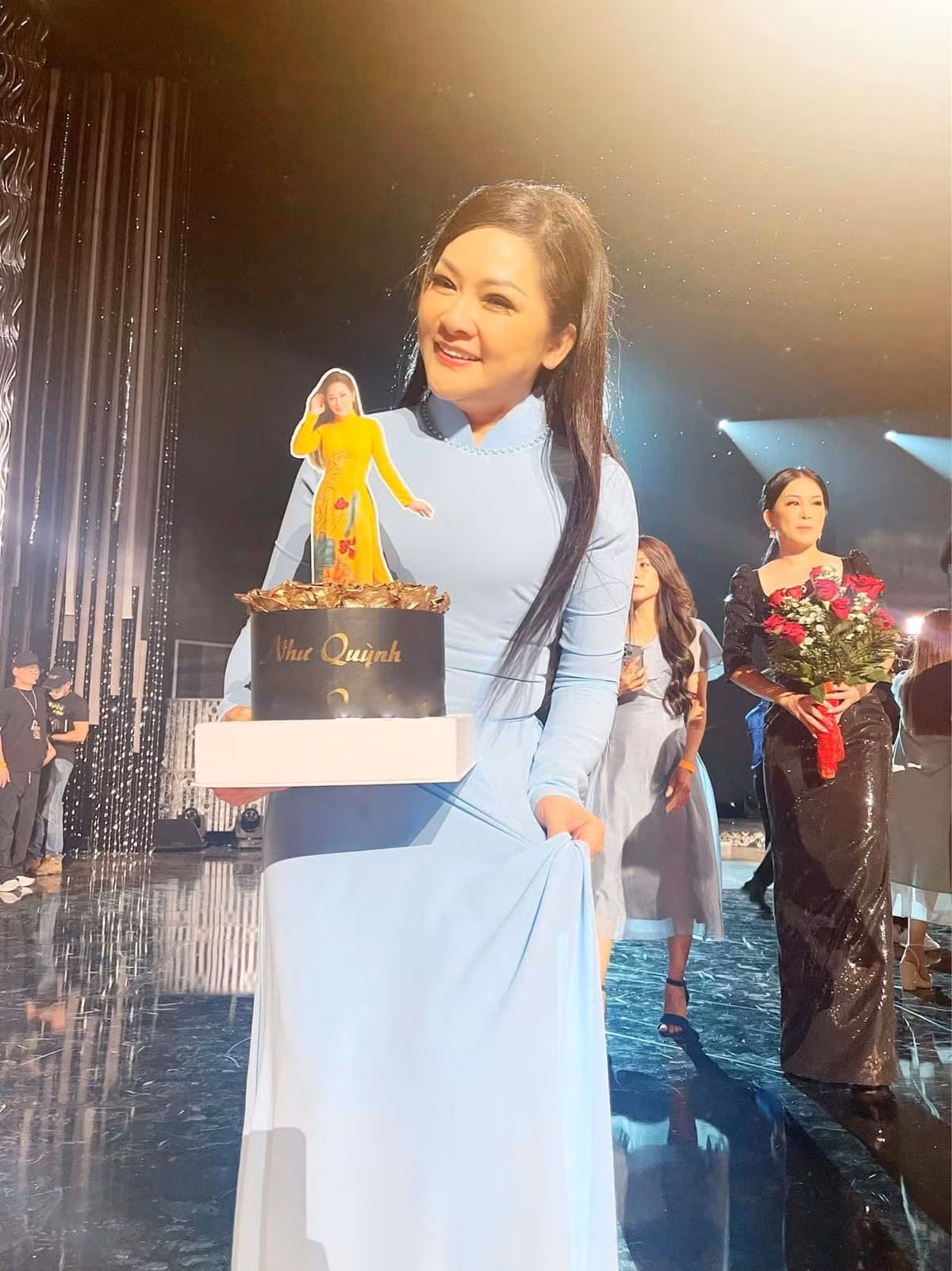 Như Quỳnh vui khi được fan tặng chiếc bánh kem đặc biệt trên sân khấu hải ngoại. 