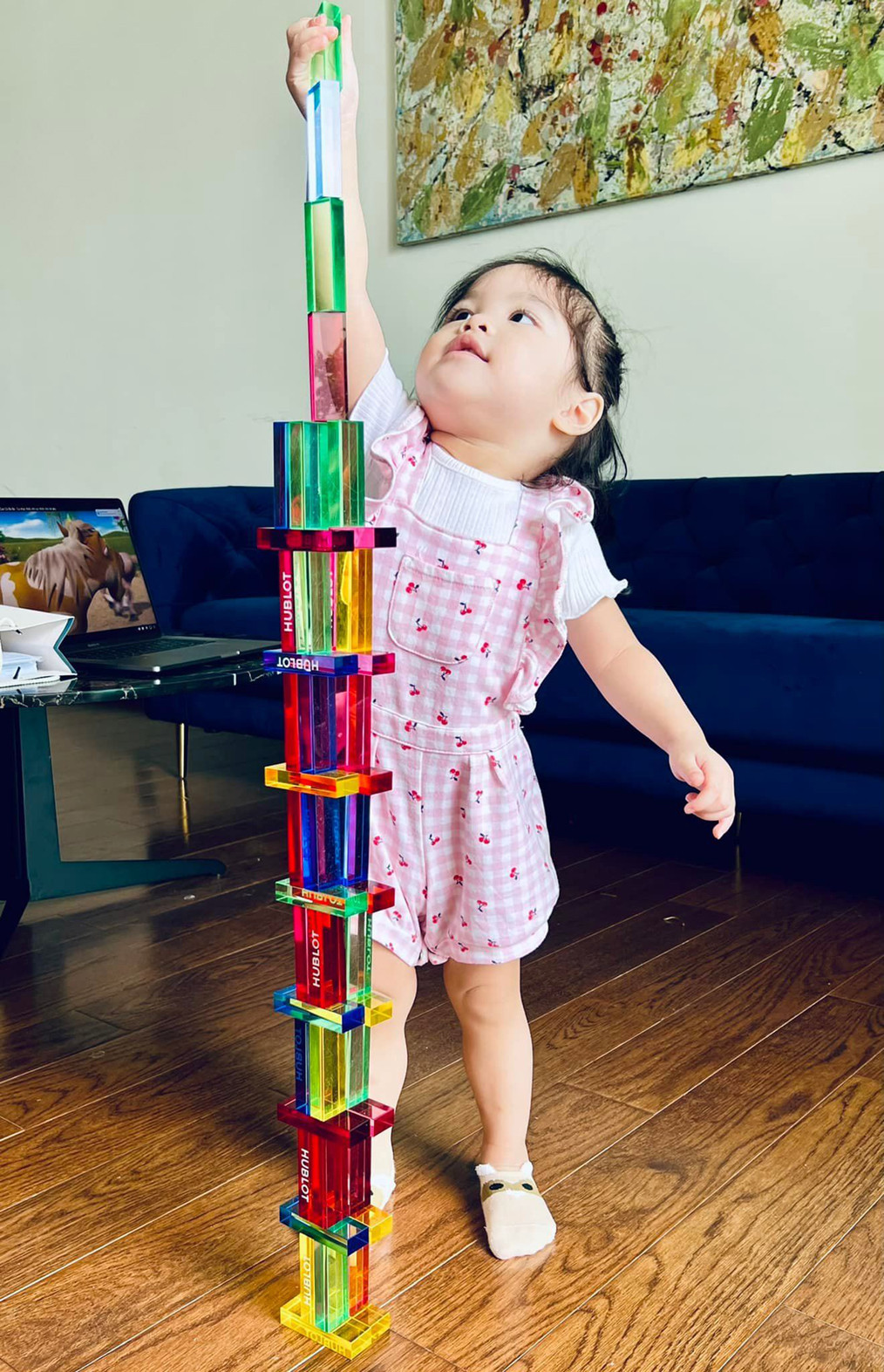 Con gái thứ 2 của Trần Bảo Sơn tên là Kendall Trần, sở hữu đôi mắt to và gương mặt giống bố. Em bé cầm tinh con chuột, chào đời khi nam diễn viên đã 48 tuổi.