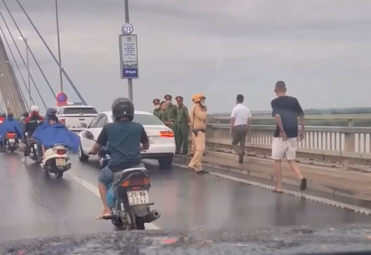 Nghi van nguoi dan ong bo lai xe Audi A6 cung thu tuyet menh nhay cau Nhat Tan-Hinh-3