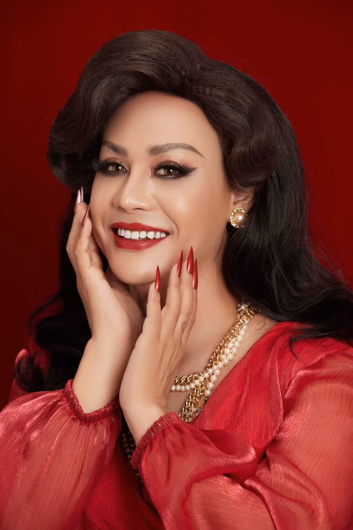 Diễn viên Minh Dũng hóa quý bà.