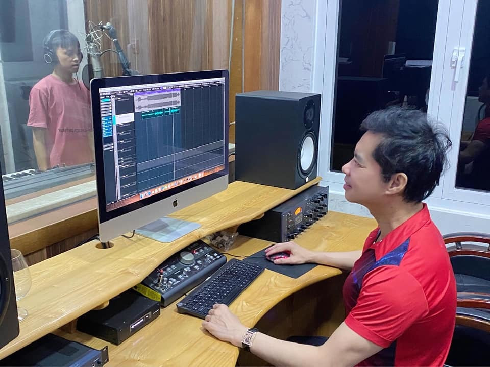 Hồ Văn Cường thu âm bài mới ở nhà ca sĩ Ngọc Sơn.