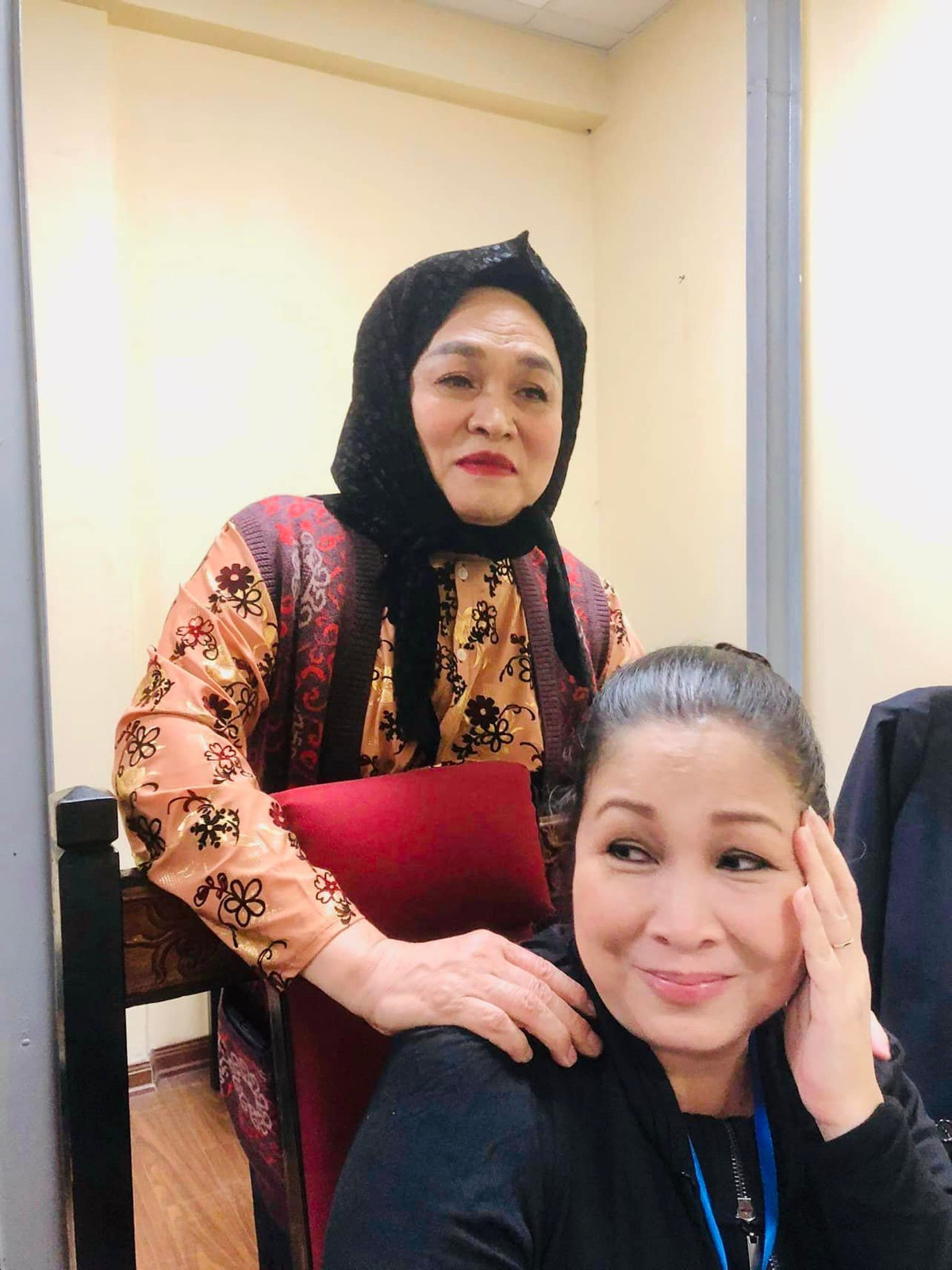 NSND Hồng Vân thân thiết NSƯT Xuân Hinh trong hậu trường.