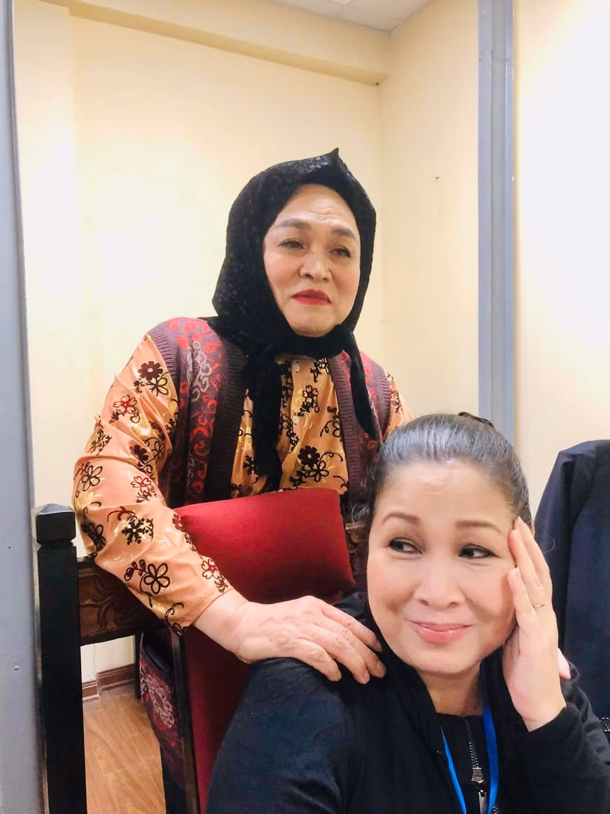 NSND Hồng Vân thân thiết NSƯT Xuân Hinh trong hậu trường.