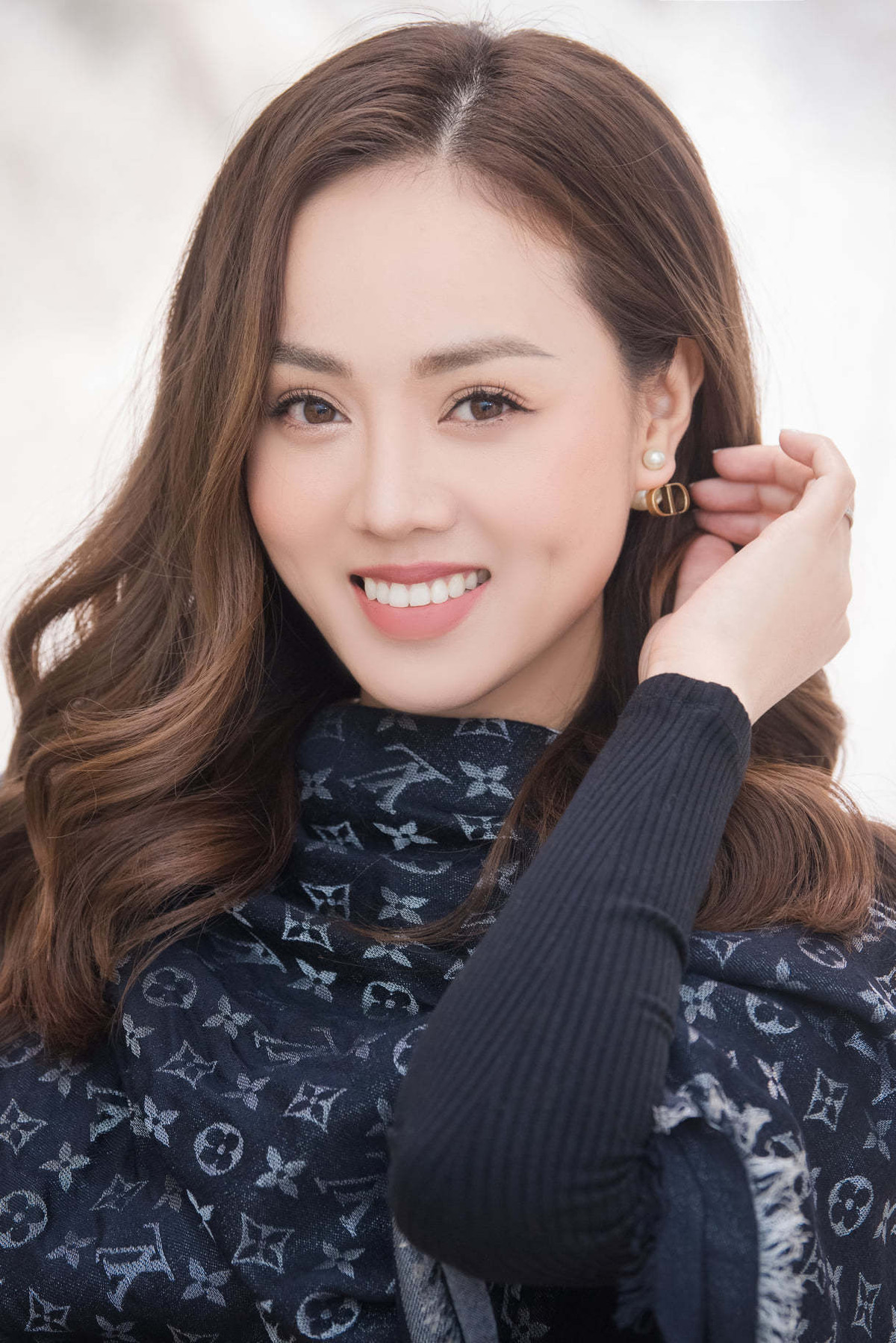 Sao Việt hôm nay 14/1: Chị Ngọc Hà chú thích ảnh: Bụi thời gian làm mờ đi tất cả/ Chỉ còn tình người mãi quanh ta.