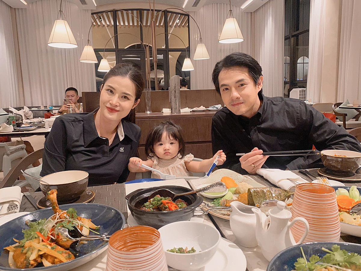 Gia đình hạnh phúc viên mãn của Đông Nhi và Ông Cao Thắng.