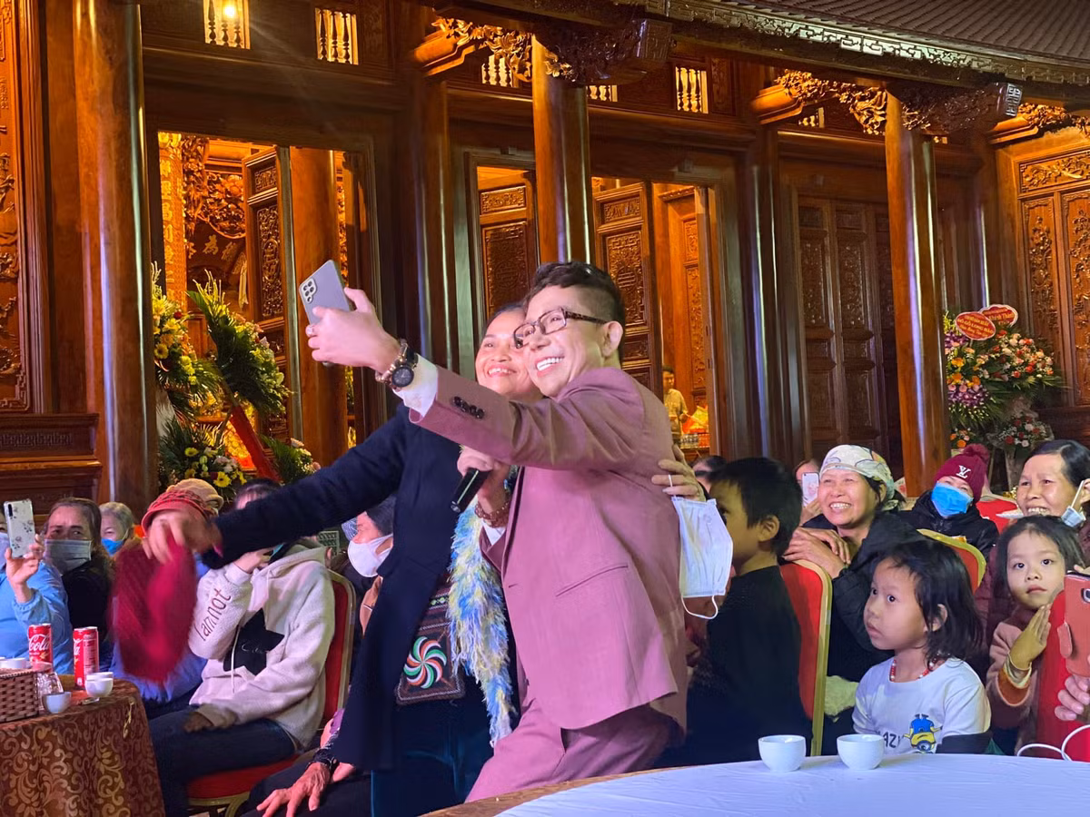 Ca sĩ Long Nhật thân thiết giao lưu fan.