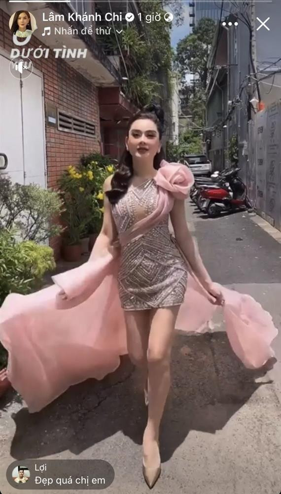 Những lần hiếm hoi Lâm Khánh Chi trổ tài catwalk trên sàn diễn cũng như đời thường. Thay vì gây chú ý bởi kĩ năng trình diễn thì đôi chân vừa dài vừa trắng của người đẹp mới là thứ chiếm spotlight.