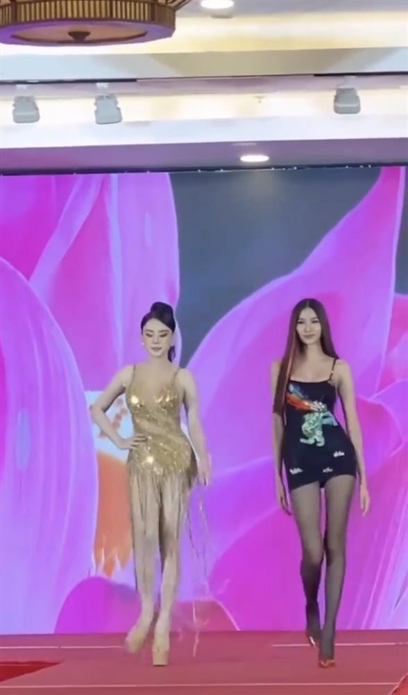 Còn xét về khả năng catwalk, Lâm Khánh Chi chỉ là "người mẫu" không chuyên nên đi cùng Hoàng Thùy vẫn có sự chênh lệch. Người đẹp catwalk hai hàng, bước đi không thực sự vững như đàn em, bù lại thần thái khá tự tin.