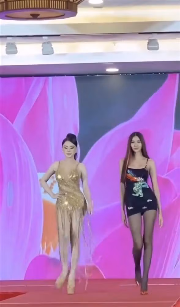 Còn xét về khả năng catwalk, Lâm Khánh Chi chỉ là "người mẫu" không chuyên nên đi cùng Hoàng Thùy vẫn có sự chênh lệch. Người đẹp catwalk hai hàng, bước đi không thực sự vững như đàn em, bù lại thần thái khá tự tin.