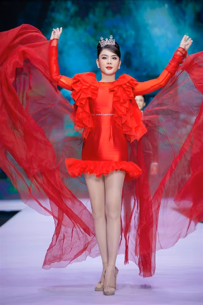 Dù không xuất phát điểm là người mẫu hay Hoa hậu nhưng Lâm Khánh Chi vẫn tham gia khá nhiều cuộc thi, chương trình về nhan sắc và trình diễn. Trước đó, nhiều người vô cùng bất ngờ khi mỹ nhân chuyển giới đảm nhận vị trí giám khảo Siêu mẫu nhí Việt Nam 2019 hay tham gia trình diễn thời trang tại một vài show diễn với vị trí vedette dù "năng lực" có hạn.