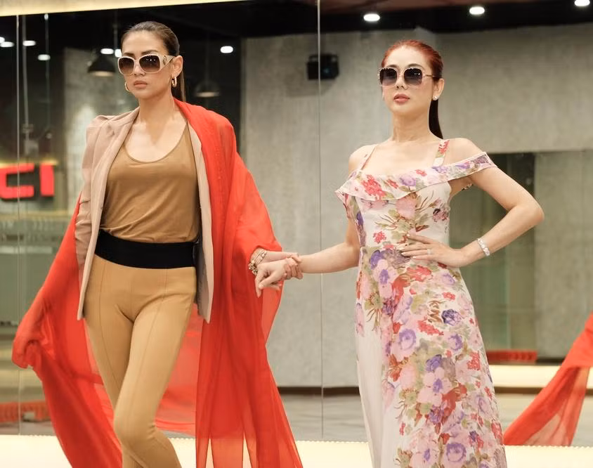 Ít ai có thể nghĩ rằng có một ngày Lâm Khánh Chi lại đến lớp cô giáo Võ Hoàng Yến tham gia lớp học catwalk.