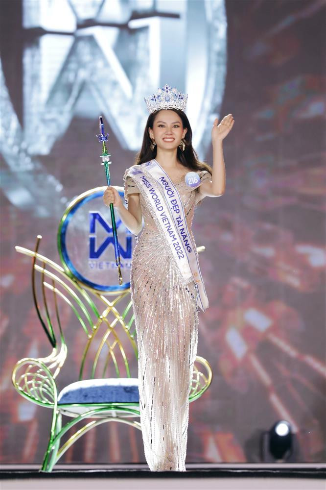 Dan MC chung ket Miss World Vietnam 2022 mac loi gay cuoi