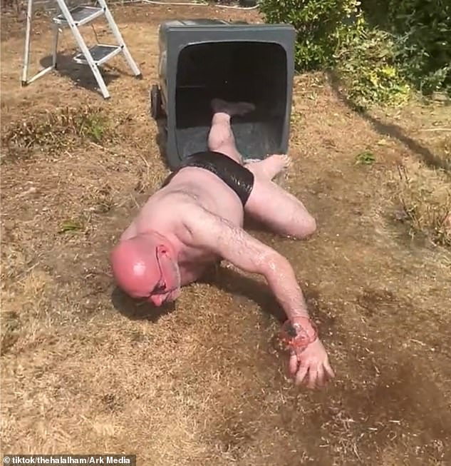 Qua nong, nguoi dan ong ngam minh trong thung rac va cai ket-Hinh-4