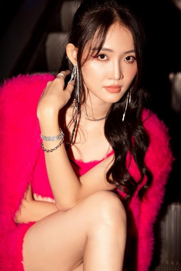 Thông báo đã làm mẹ, ngoại hình của Trương Mỹ Nhân cũng khiến dân tình để mắt hơn bao giờ hết. Người đẹp lặng lẽ sinh con và cũng âm thầm lấy lại vóc dáng nhanh như chảo chớp khiến ai nấy ngưỡng mộ.