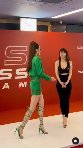 Kỳ Duyên bị soi vòng 3 lép kẹp từ góc chính diện đến cả góc nghiêng.