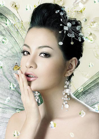 Trong các buổi làm việc với tòa, Ngọc Thúy nhờ người đại diện tham gia.